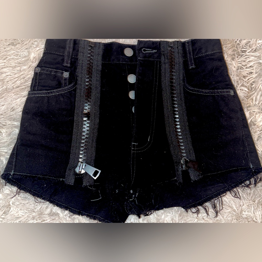 Carmar Edgy Zipper Denim Shorts 🩳
